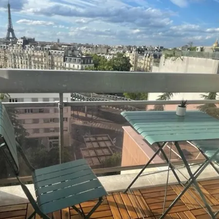 아파트 Charming Cocoon With View Of The Eiffel Tower 파리