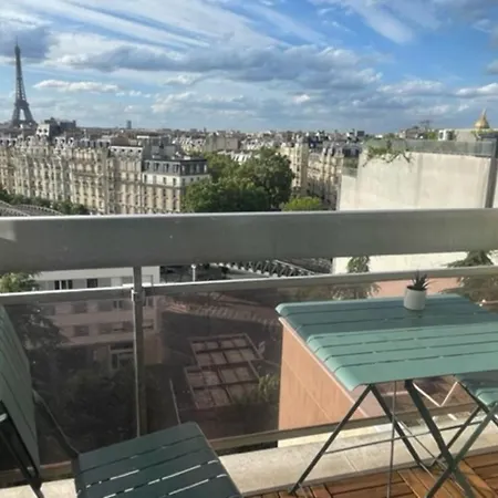 Charming Cocoon With View Of The Eiffel Tower Paris