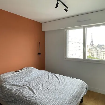 Charming Cocoon With View Of The Eiffel Tower Paris
