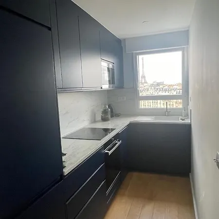 Charming Cocoon With View Of The Eiffel Tower Apartment *